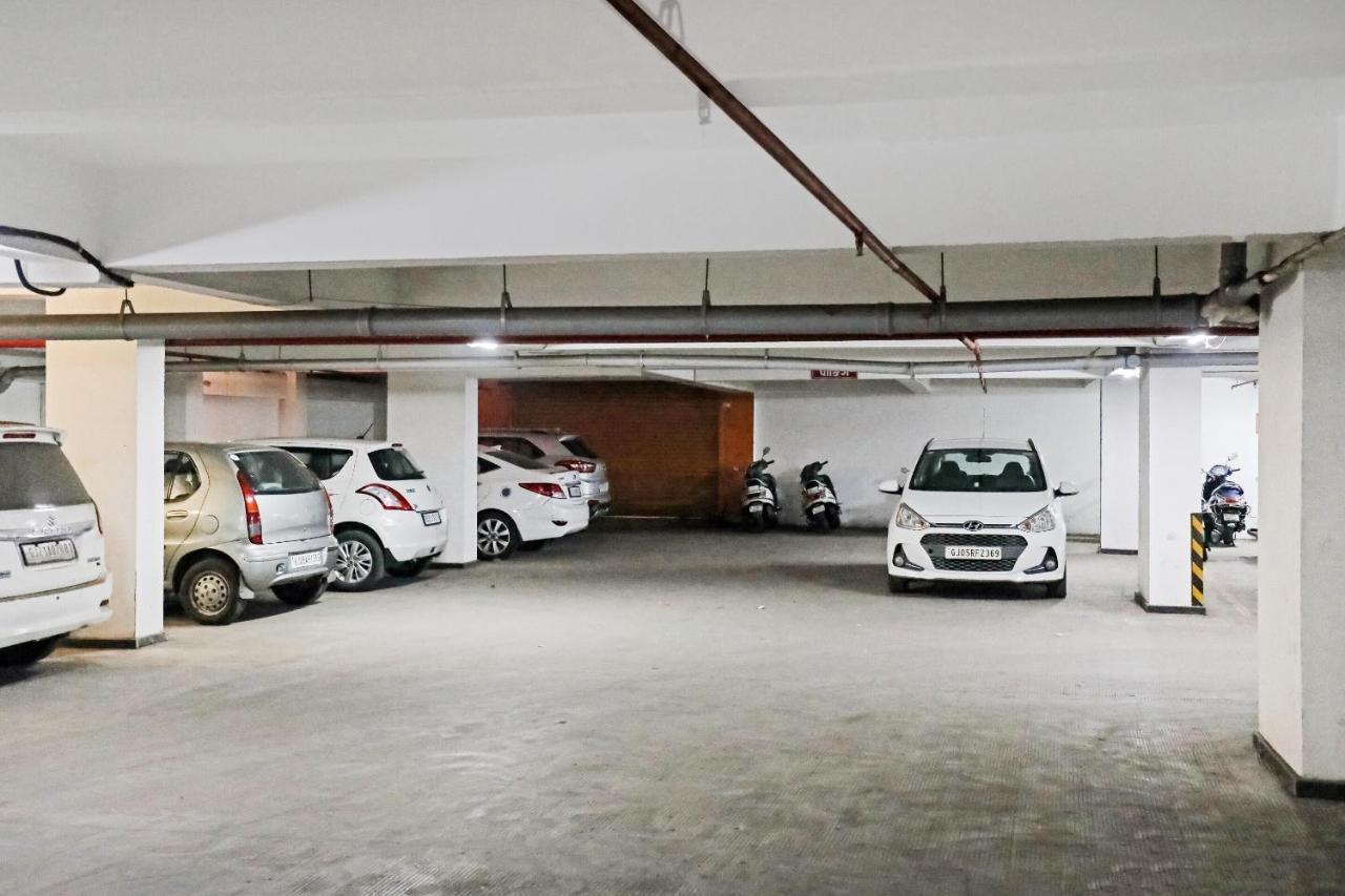 Hotel Gokul Solitaire, Surat Bhatha Dış mekan fotoğraf