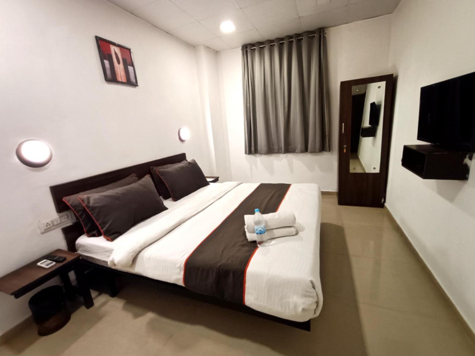 Hotel Gokul Solitaire, Surat Bhatha Dış mekan fotoğraf