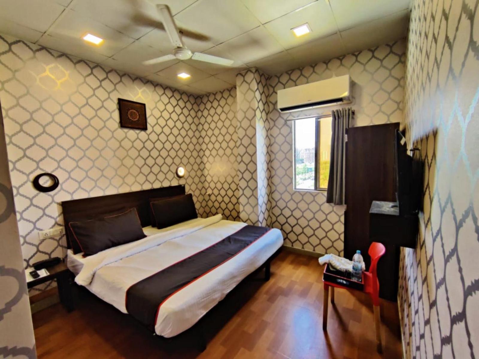 Hotel Gokul Solitaire, Surat Bhatha Dış mekan fotoğraf
