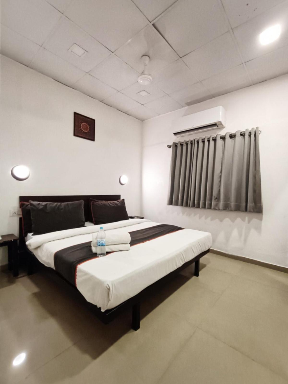 Hotel Gokul Solitaire, Surat Bhatha Dış mekan fotoğraf