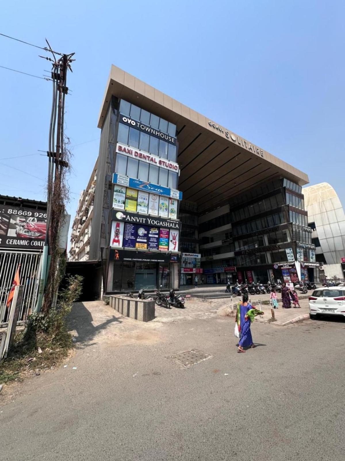 Hotel Gokul Solitaire, Surat Bhatha Dış mekan fotoğraf