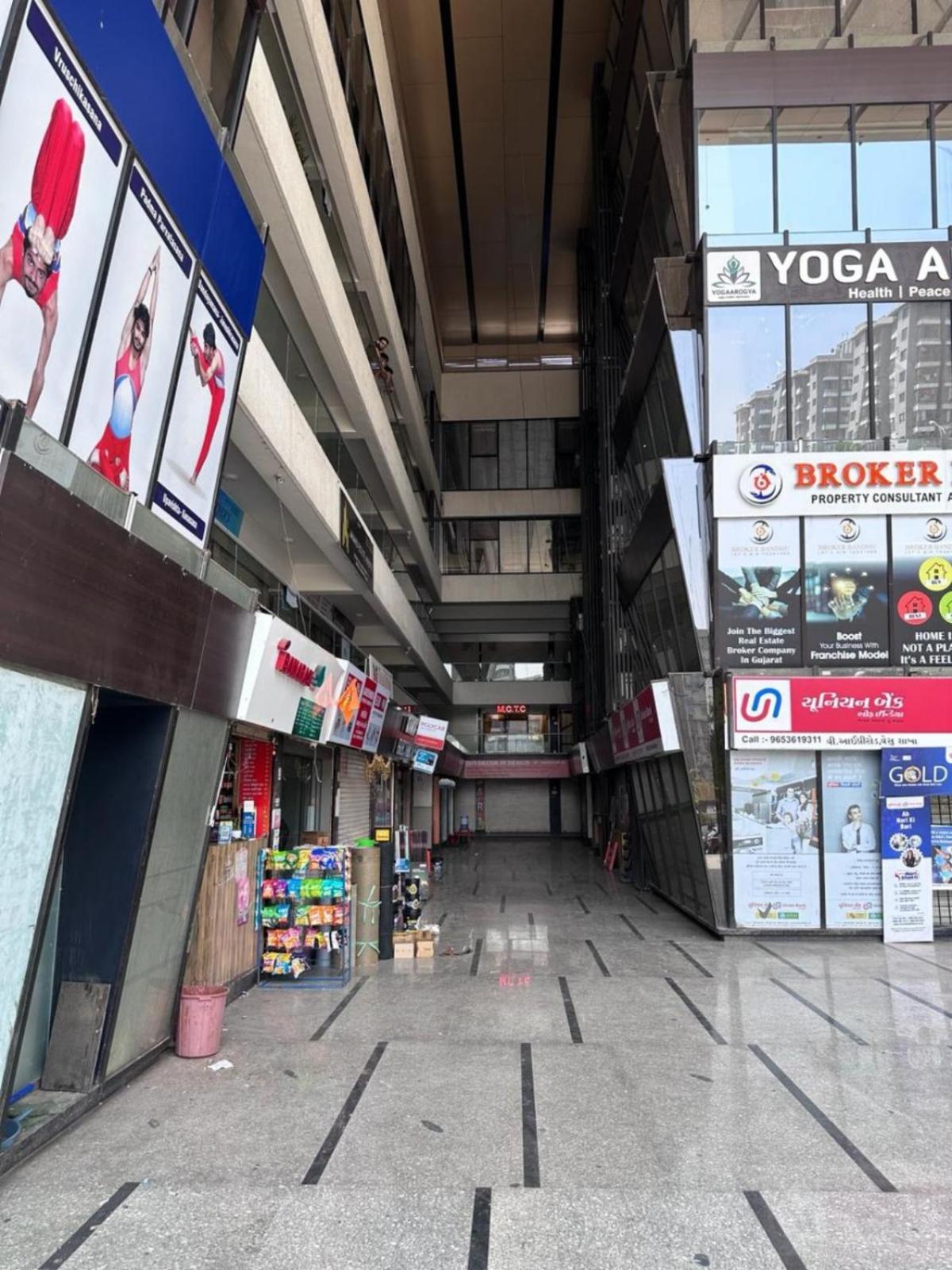 Hotel Gokul Solitaire, Surat Bhatha Dış mekan fotoğraf