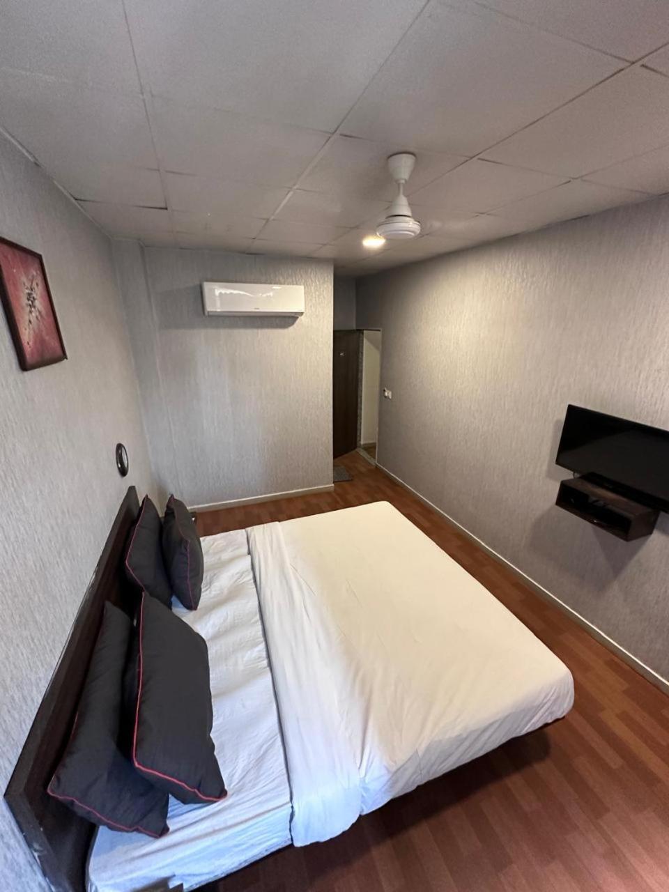 Hotel Gokul Solitaire, Surat Bhatha Dış mekan fotoğraf