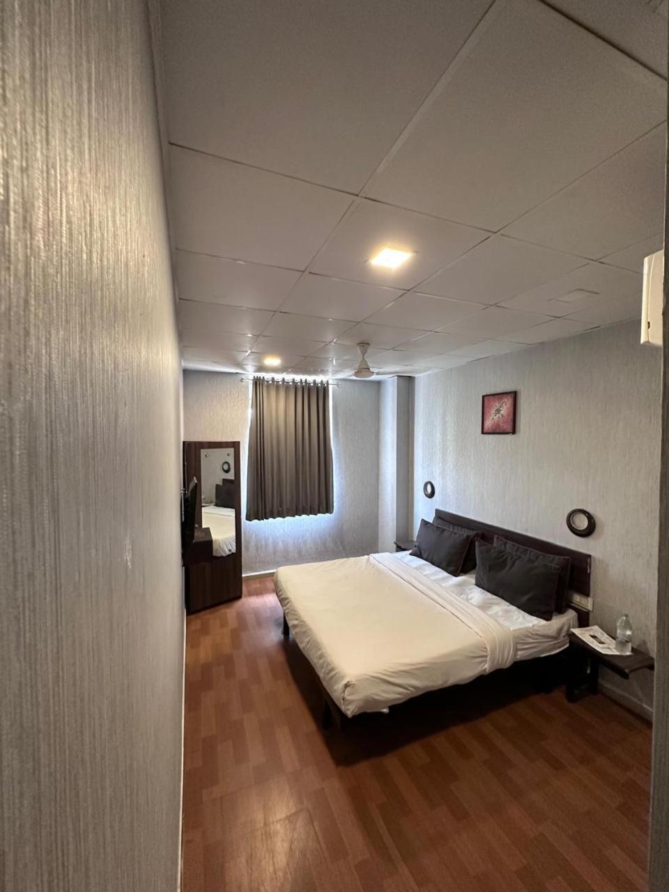 Hotel Gokul Solitaire, Surat Bhatha Dış mekan fotoğraf