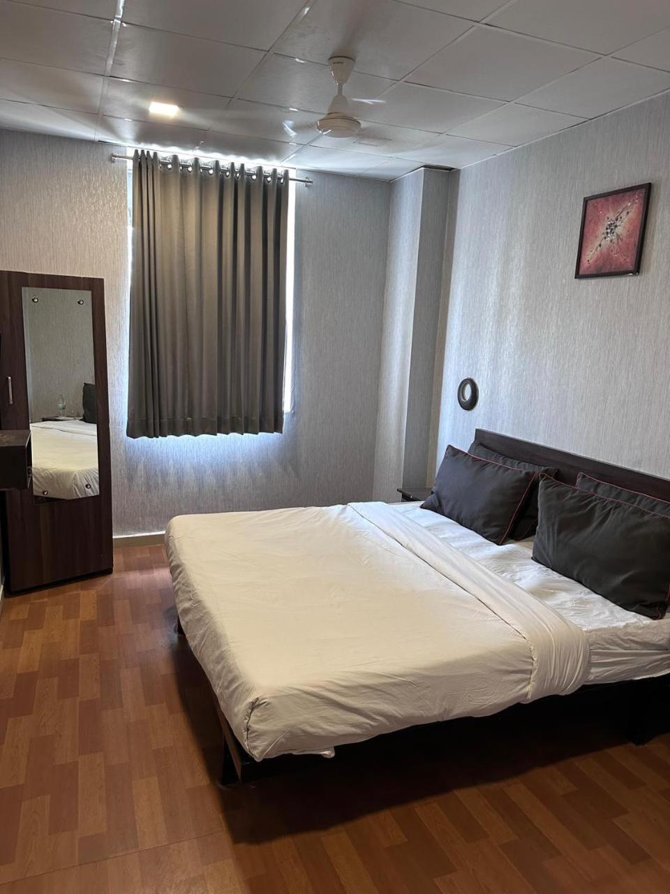 Hotel Gokul Solitaire, Surat Bhatha Dış mekan fotoğraf