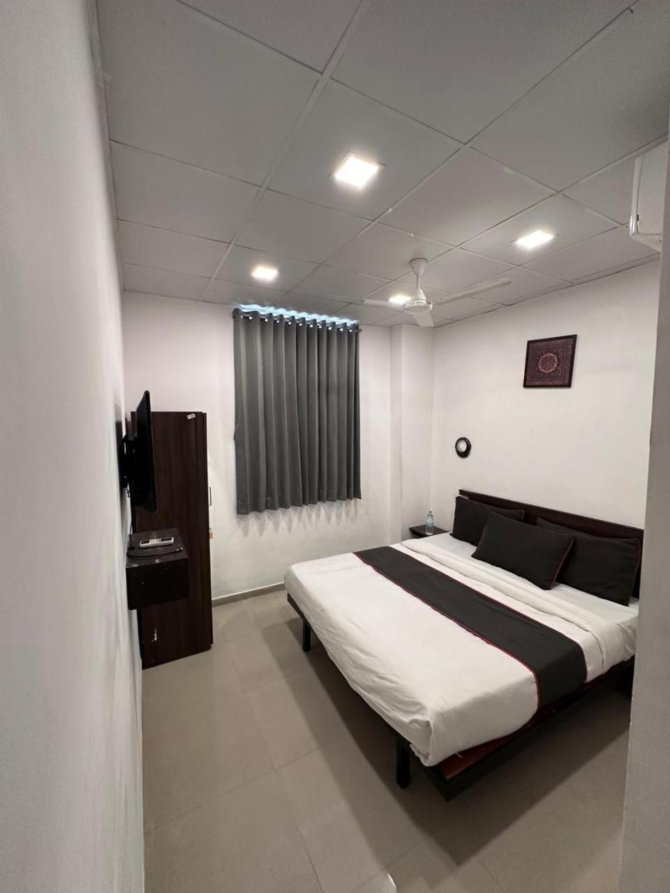 Hotel Gokul Solitaire, Surat Bhatha Dış mekan fotoğraf